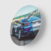 青いレーシングカー ラウンド壁時計 (傾斜)