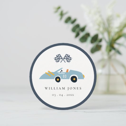 青いレースカーの子供の誕生日カップケーキトッパー デジタル 招待状 (スタンド正面)