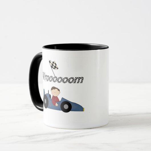 青いレースカーのTシャツおよびギフト マグカップ (正面左)