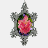 青いロベベリヤの花の中にピンクのバラの花 スノーフレークピューターオーナメント (左)