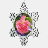 青いロベベリヤの花の中にピンクのバラの花 スノーフレークピューターオーナメント (右)