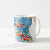 青いロンパーと茶色のフローラを着た女性 コーヒーマグカップ (正面右)