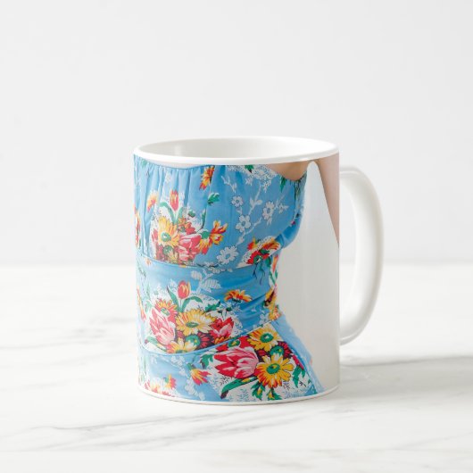 青いロンパーと茶色のフローラを着た女性 コーヒーマグカップ (正面右)