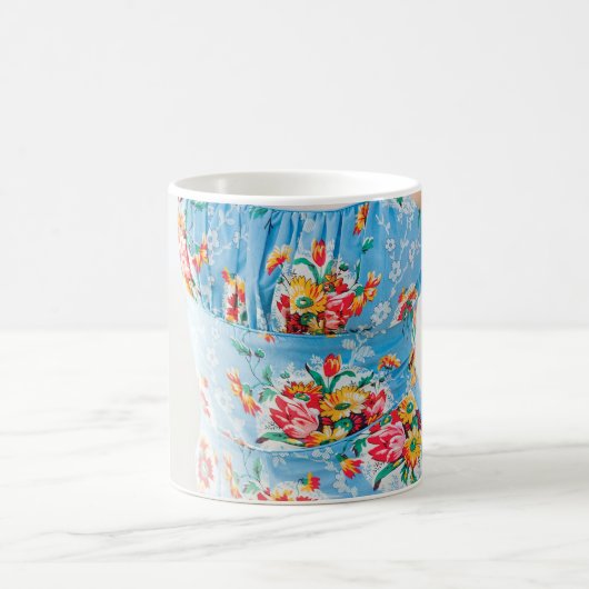 青いロンパーと茶色のフローラを着た女性 コーヒーマグカップ (中央)