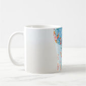 青いロンパーと茶色のフローラを着た女性 コーヒーマグカップ (左)