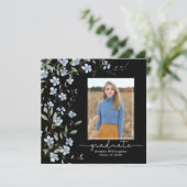 青いワイルドフラワーオンブラック、正方形フォト卒業 招待状 (スタンド正面)