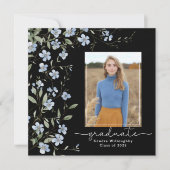 青いワイルドフラワーオンブラック、正方形フォト卒業 招待状 (正面)