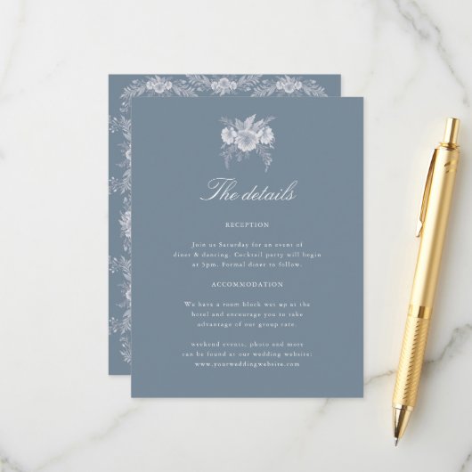 青いヴィクトリアンスタイルの結婚式詳細カード（白い花付き） エンクロージャーカード (正面/裏面インサイチュ)