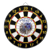 青いヴィンテージの古いロードスターとエンジンを出す ダーツボード (正面)