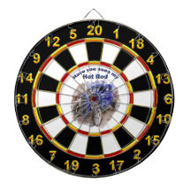 青いヴィンテージの古いロードスターとエンジンを出す