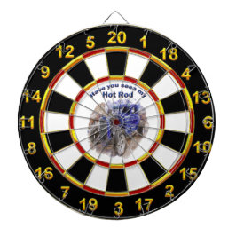 青いヴィンテージの古いロードスターとエンジンを出す ダーツボード