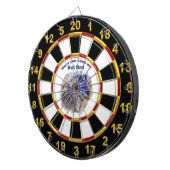 青いヴィンテージの古いロードスターとエンジンを出す ダーツボード (正面右)