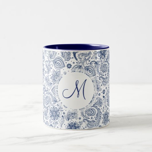 青いヴィンテージの花柄モノグラム2音マグ ツートーンマグカップ (中央)