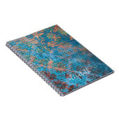 青いヴィンテージダマスクのパターンのスクリプトのモノグラム ノートブック (右側)