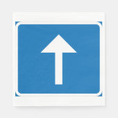 青い一方向のトラフィックのサインアップ矢印の道路記号 スタンダードランチョンナプキン (正面)