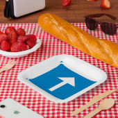 青い一方向のトラフィックのサインアップ矢印の道路記号 ペーパープレート