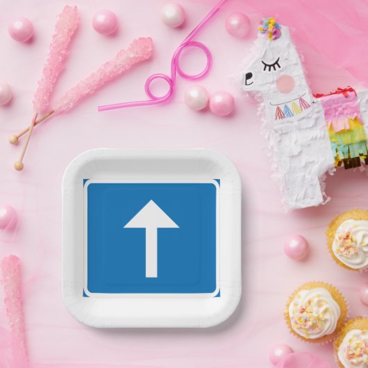 青い一方向のトラフィックのサインアップ矢印の道路記号 ペーパープレート (パーティー)