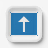 青い一方向のトラフィックのサインアップ矢印の道路記号 ペーパープレート (正面)