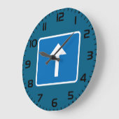 青い一方向のトラフィックのサインアップ矢印の道路記号 ラージ壁時計 (傾斜)