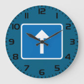 青い一方向のトラフィックのサインアップ矢印の道路記号 ラージ壁時計 (正面)