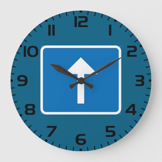 青い一方向のトラフィックのサインアップ矢印の道路記号 ラージ壁時計 (正面)