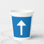 青い一方向のトラフィックのサインアップ矢印の道路記号 紙コップ (正面)