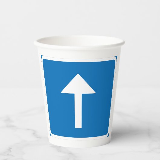 青い一方向のトラフィックのサインアップ矢印の道路記号 紙コップ (正面)