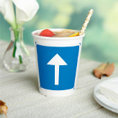 青い一方向のトラフィックのサインアップ矢印の道路記号 紙コップ