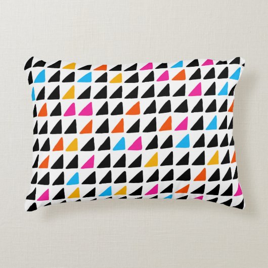 青い三角モダン形の水彩パターン。海 アクセントクッション (正面)