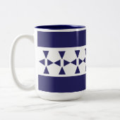 青い三角形のストライプパターン ツートーンマグカップ (左)