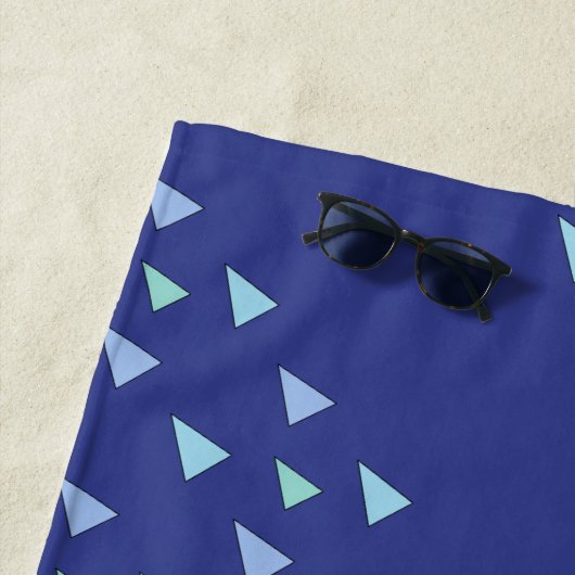 青い三角形の幾何学的パターン ビーチタオル (インサイチュ)