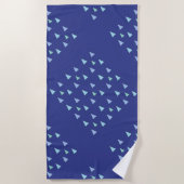 青い三角形の幾何学的パターン ビーチタオル (正面)