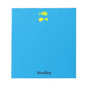 青い上の可愛い緑と黄色の魚 ノートパッド (正面)