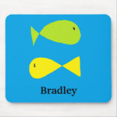 青い上の可愛い緑と黄色の魚 マウスパッド (正面)