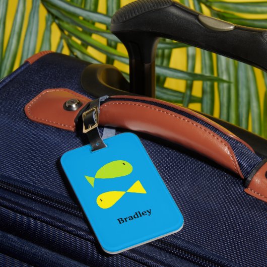 青い上の可愛い緑と黄色の魚 ラゲッジタグ (正面インサイチュ1)