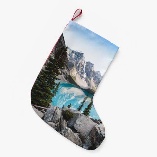 青い体のグレイ山近くの昼時水 スモールクリスマスストッキング (正面 (吊り時))