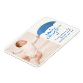 青い傘の下の名前と日付の赤ちゃん写真 マグネット (左側)