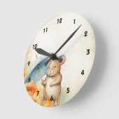 青い傘オレンジピンクの花を持つマウス1 ラウンド壁時計 (傾斜)