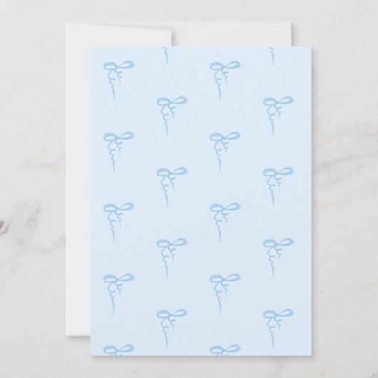 青い優美な弓の波の男の赤ちゃんシャワー 招待状 (裏面)