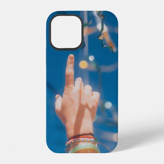 青い光を持つ人の手 iPhoneケース (裏面)