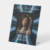 青い光線を作家に当てる 台座サイン (正面)