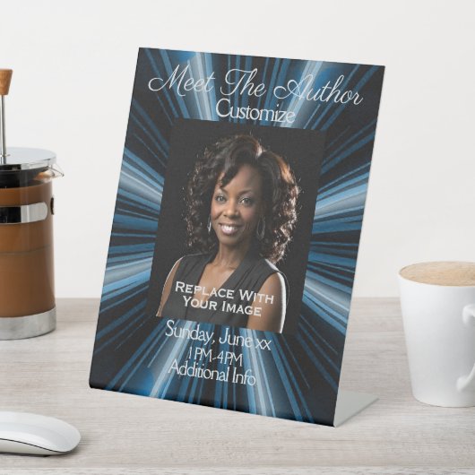 青い光線を作家に当てる 台座サイン (インサイチュ)