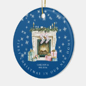 青い初めてのクリスマスが新しい家の暖炉 セラミックオーナメント (左)