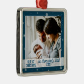青い初めてのクリスマスの母とパパの写真の雪 メタルオーナメント (右)