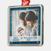 青い初めてのクリスマスの母とパパの写真の雪 メタルオーナメント (左)