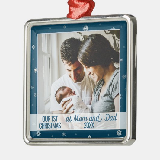 青い初めてのクリスマスの母とパパの写真の雪 メタルオーナメント (左)