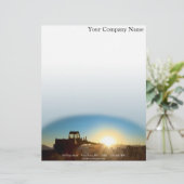 青い勾配の背景の日の出のトラクター レターヘッド (スタンド正面)