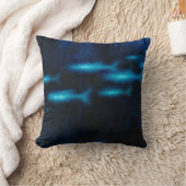 青い半透明の魚のシルエット クッション (ブランケット)