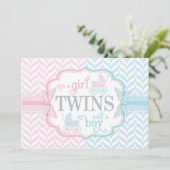 青い及びピンクの乳母車はベビーシャワーを結び付けます 招待状 (スタンド正面)