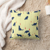 青い可愛い子猫と赤い魚 クッション (ブランケット)